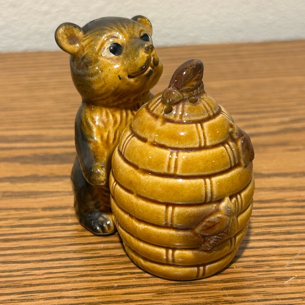 Charming Bear and Beehive Salt & Pepper Shaker’s - Picture 4 of 7